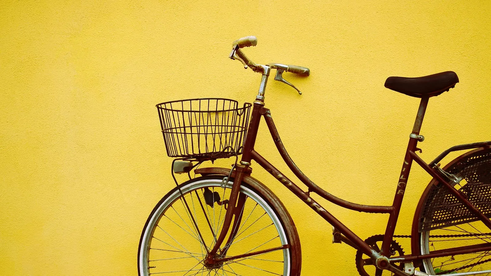 Una bicicletta vintage a colori appoggiata in una strada al mattino