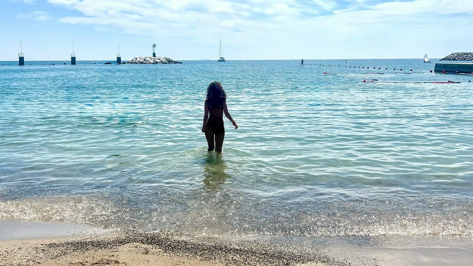 Federica Grazia Bartolini di spalle guarda il mare — riflessione sul doppio standard di genere