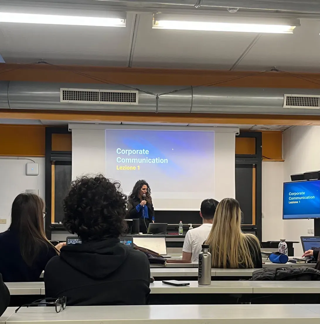 Federica Grazia Bartolini durante un intervento dal vivo — Lezione universitaria, Università di Genova